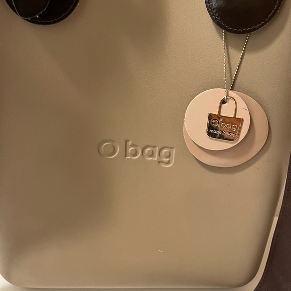 long shape O bag in good condition no scratch or any other damage fits a lot. - Picture 5 of 16